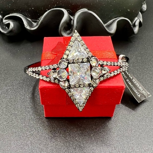 Stunning Banana Republic Edwardian Bracelet w/ Round Square and Triangular CZs - Picture 5 of 11